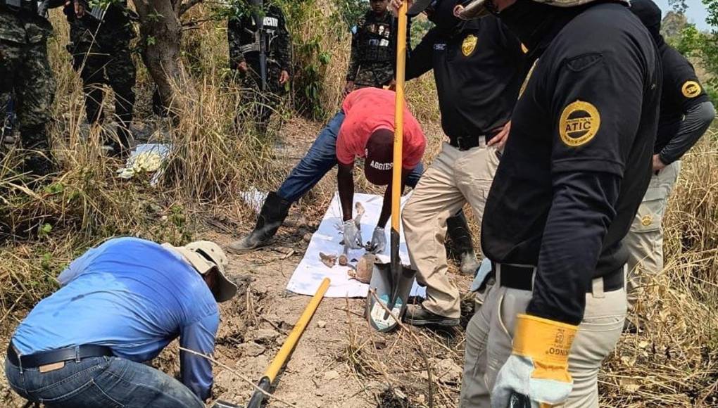  Las autoridades de Honduras hallaron este lunes al menos seis cuerpos en un cementerio clandestino en el sector Lomas del Carmen de San Pedro Sula.