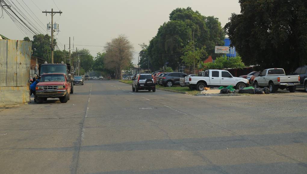 Un conductor conduce en contravía en la 10 calle, lo que también demuestra el irrespeto a las leyes de Tránsito.