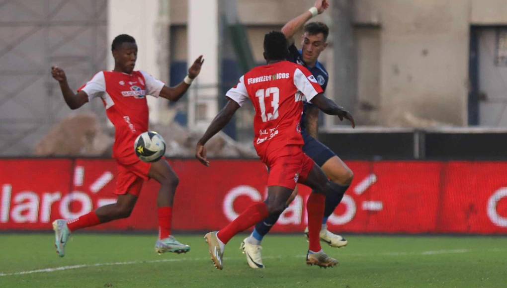 Rodrigo Auzmendi tuvo varias oportunidades de abrir el marcador, pero no pudo ante la muralla tocoeña.