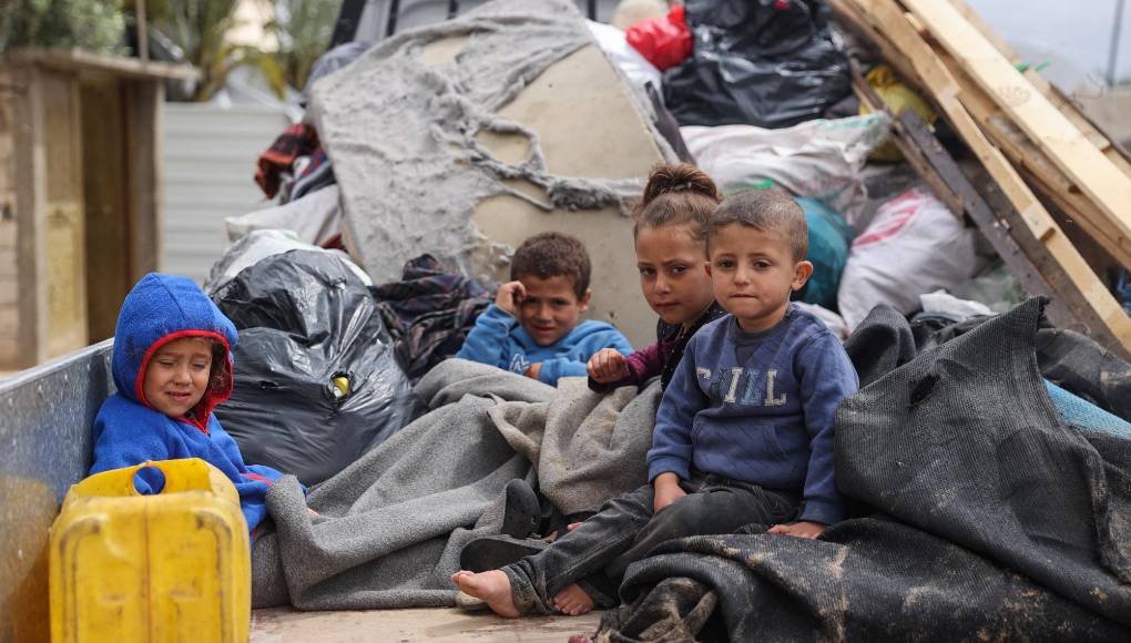 Una pareja que vive en <b>Rafah</b> contó que se enteraron de la evacuación al despertar tras una noche de angustia bajo los bombardeos. 