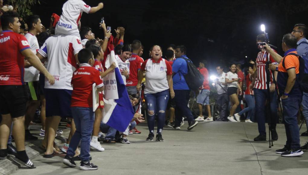 La afición olimpista recibió a los jugadores este viernes en el hotel de concentración con cánticos previo a la final frente a los verdes en el Yankel. 