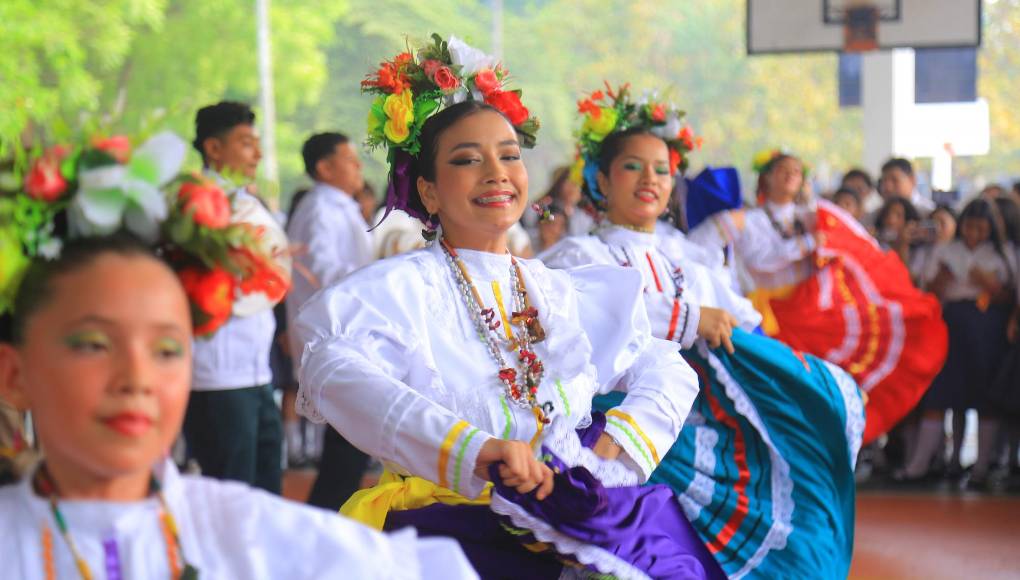 El cuadro de danza folclórico del instituto dio cátedra artística, al deleitar a los presentes con una presentación muy bien lograda. Las guapas integrantes del grupo demostraron que no solo son un rostro bonito, también son talentosas. 