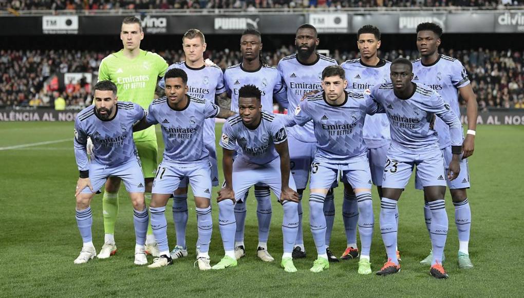 Curioso. El Real Madrid afrontó el partido ante el Valencia en Mestalla con una peculiaridad. Vistió con la camiseta morada de la temporada pasada dado que no pudo utilizar ninguna de las equipaciones dispuestas para este curso. Según informó Marca, las autoridades no le dieron ninguna otra alternativa de combinación entre camiseta, pantalón y medias. Por lo que han tomado esta medida inédita.