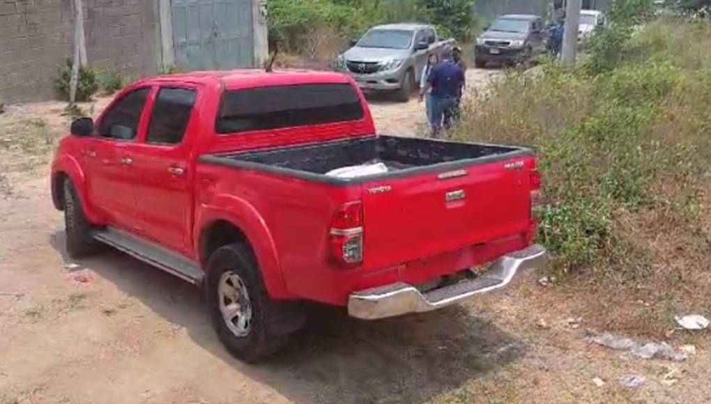 Galindo indicó que técnicos en procesamiento de la escena del crimen de la ATIC realizan el “levantamiento de todos los indicios correspondientes que se encuentren dentro de las tumbas o en el exterior de las mismas, lo que será objeto de análisis por parte de los distintos peritos forenses”.