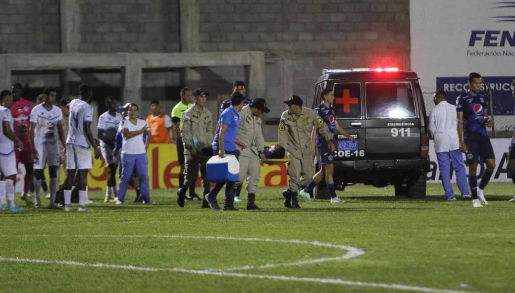 El jugador del Motagua recibió asistencia médica y salió de la cancha en camilla.