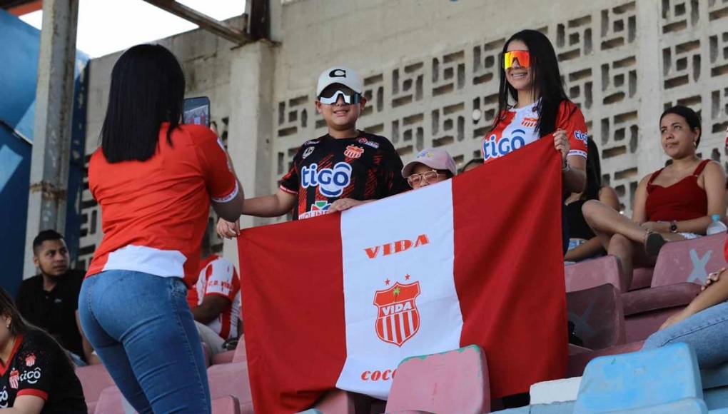 La Marea Roja del Vida vs UPN, derroche de belleza y novia de futbolista enamora