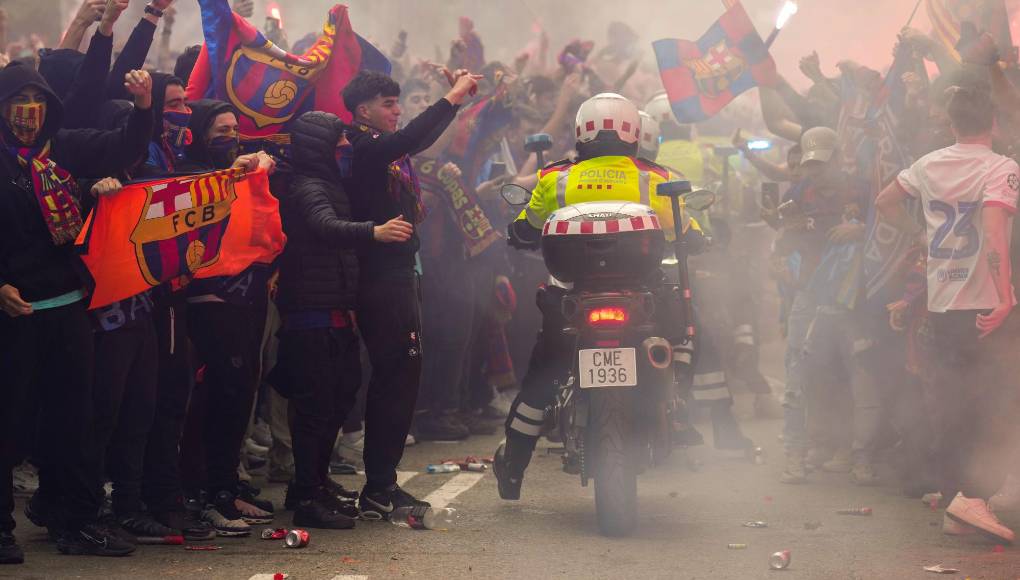 Seguidores del FC Barcelona reciben al autobús y la seguridad a la orden del día.