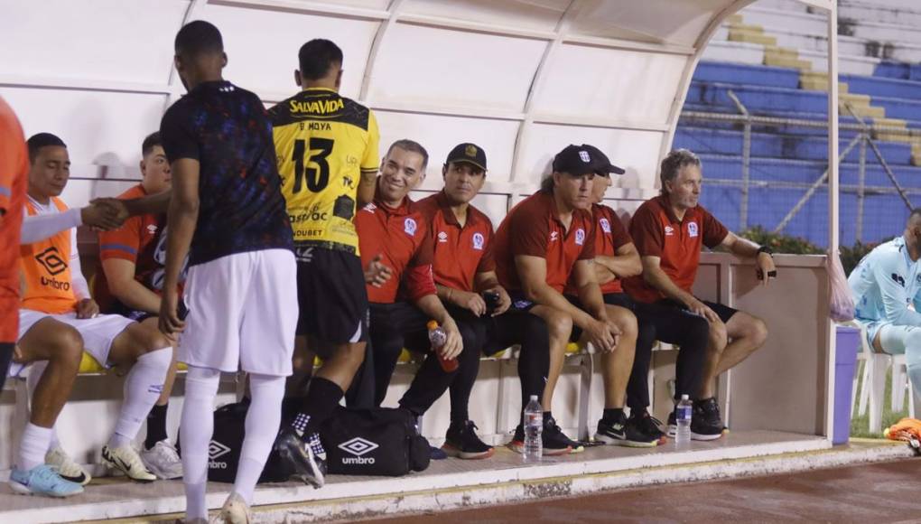 Brayan Moya, quien salió del Olimpia cedido al Real España, saludó uno a uno a los integrantes del equipo merengue, pero no a Pedro Troglio.