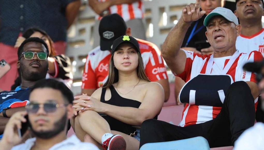 Annie Córdova, la bella novia del legionario hondureño Luis Palma del Celtic de Escocia, llegó al país para ver el partido del Vida contra el Motagua.