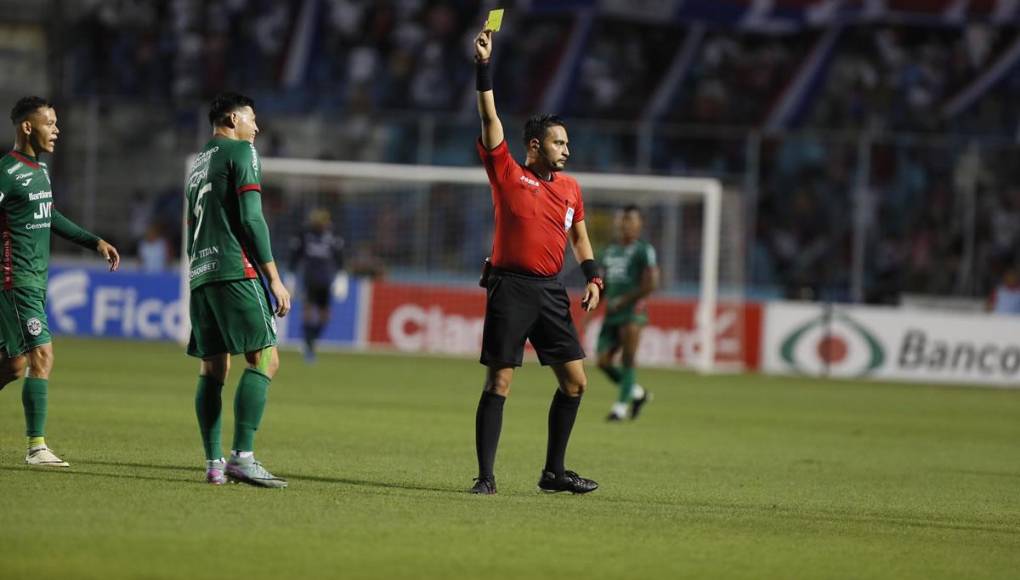 Francisco ‘Chelito’ Martínez recibió tarjeta amarilla de Saíd Martínez tras la falta.