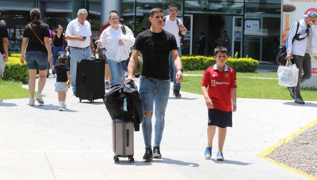 Jonathan Rougier llegó al aeropuerto Palmerola y lo hizo sin la vestimenta oficial de la Selección de Honduras.