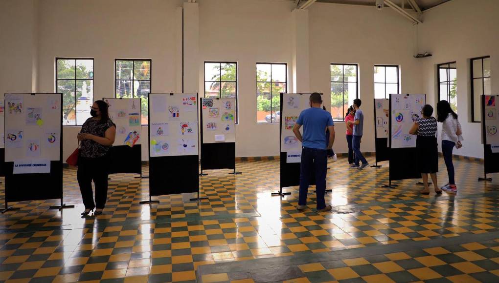 Una tarde colorida y llena de dibujos se presenció en la exposición ‘La francophonie en Couleur’ de los alumnos de diferentes grados de la Saint Peter Academy en invitación de sus maestros de francés de la Alianza Francesa de San Pedro Sula en la plaza Las Banderas.