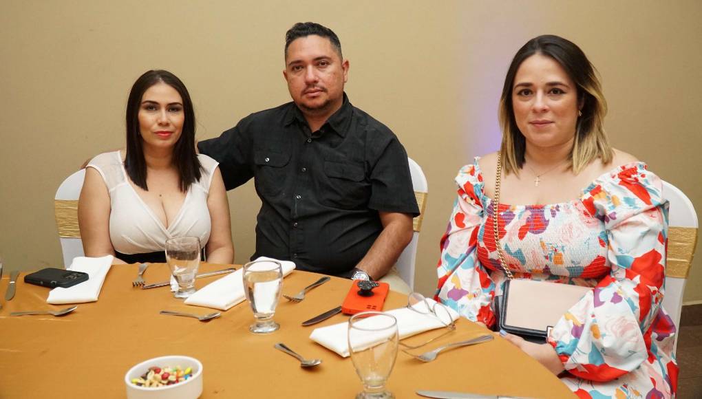 Club de natación Delfines Sampedranos celebran su cena navideña