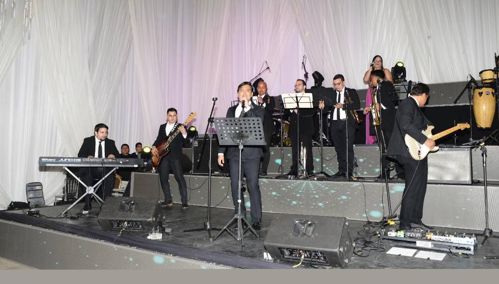 La música en vivo fue obra de Daniel Ochoa junto a la Big Band de SPS. 