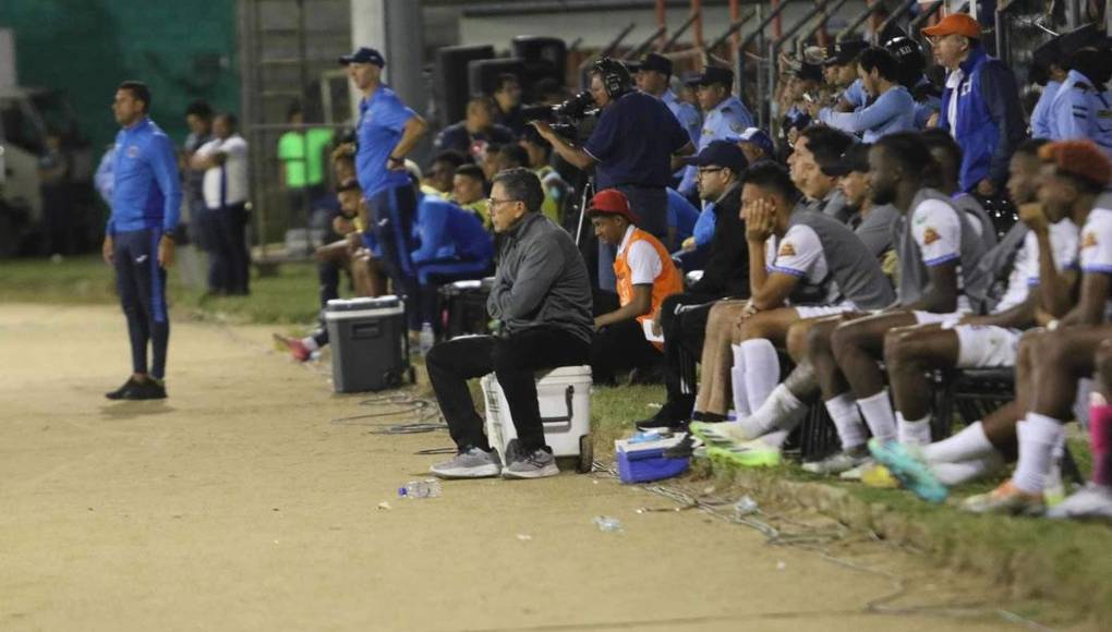 Salomón Nazar observando el partido sentado en una hielera.