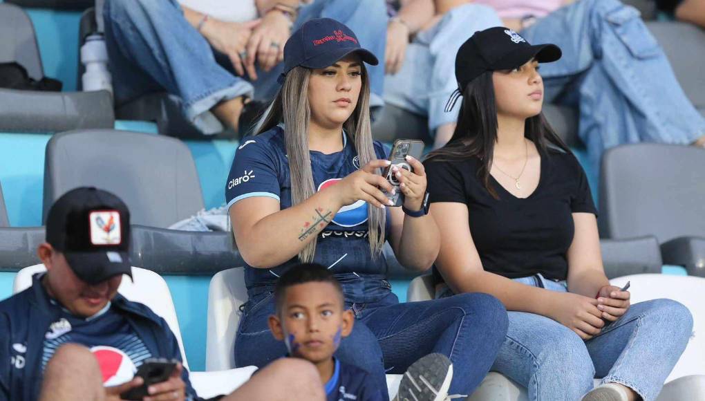 Las chicas que enamoraron en la previa de la semifinal entre el Ciclón Azul y los Albos. 