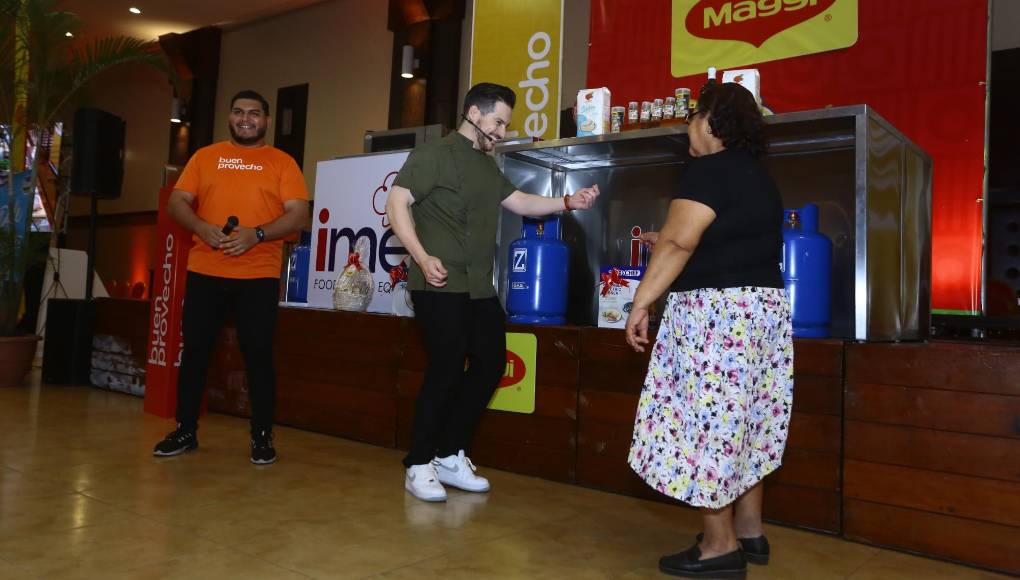 Doña Xiomara, quien dijo que no entendió la dinámica, pasó al frente creyendo que le iba a realizar una pregunta de cocina, pero cuando le dijeron que era un baile, ella no se desanimó y sacó su lado más alegre junto con el chef.