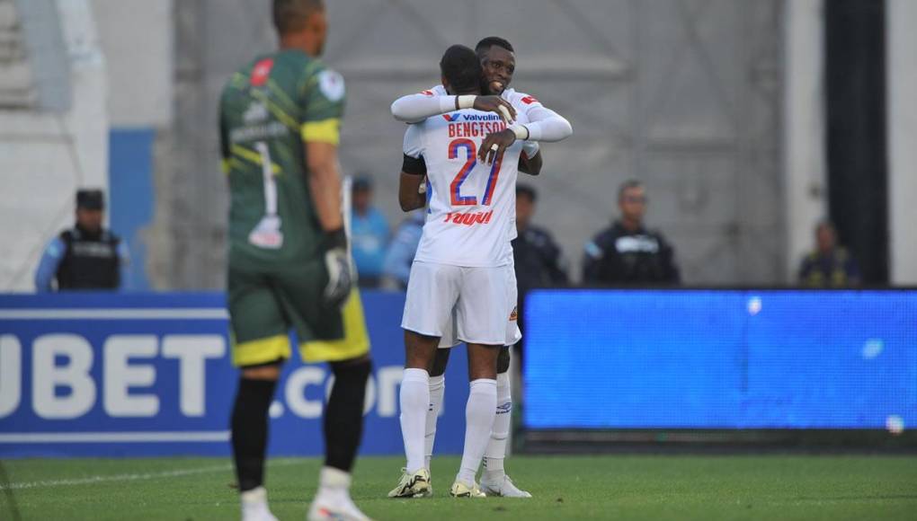 Yustin Arboleda se abraza con Jerry Bengtson tras su primer gol. El colombiano y el hondureño volvieron a hacer dupla en el ataque merengue.