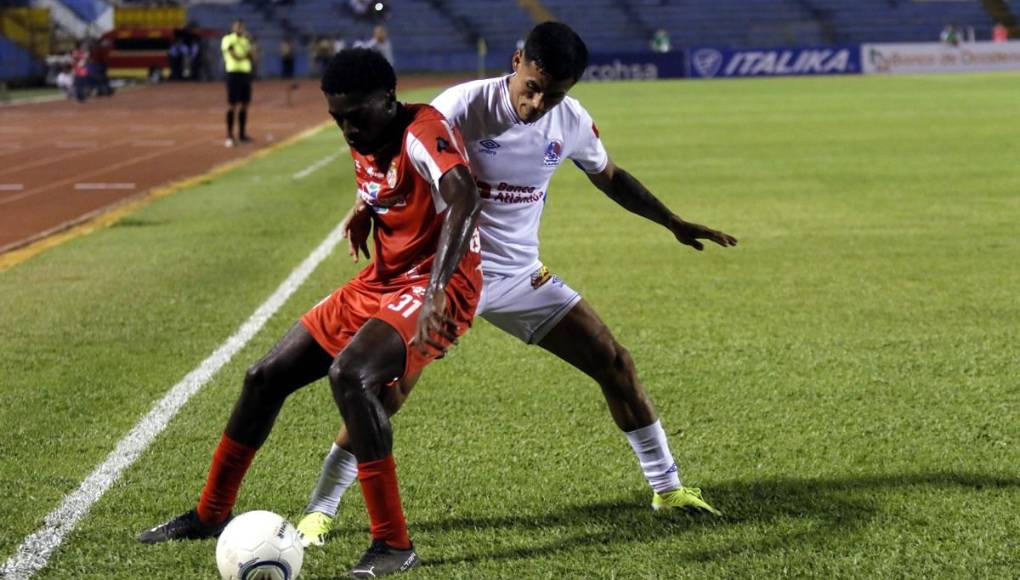 Andy Nájar tuvo un gran duelo con Klifox Bernárdez y en un momento se molestó por el marcaje y empujó al jugador tocoeño.