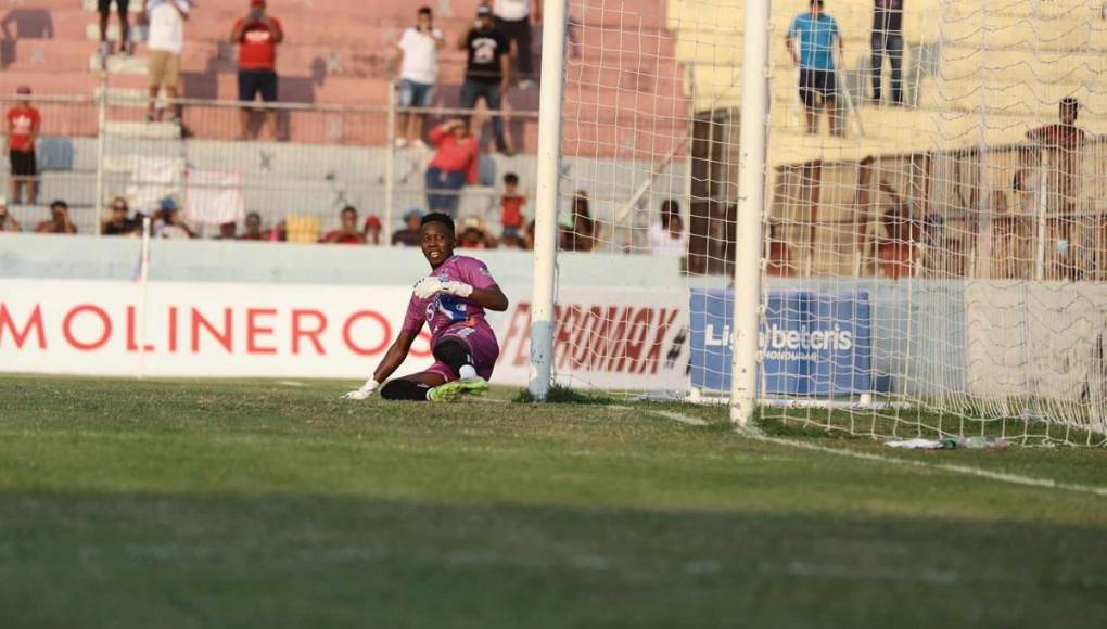 Alex Güity no adivinó el lanzamiento de penal de Clever Portillo y el Vida se puso a ganar 1-0 ante la UPN.