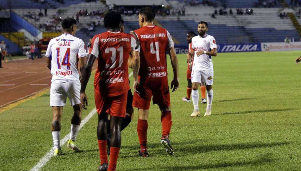El defensa uruguayo Matías Soto salió en defensa de Andy Nájar y encaró al futbolista del Olimpia.