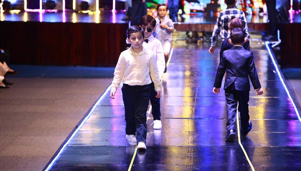 Los más pequeños de la institución brillaron con trajes casuales, así como de gala, modelando como si se llevasen mucho tiempo en el modelaje. 