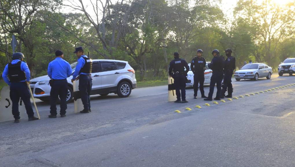 Los agentes policiales garantizaron la circulación vial y permitieron que los pobladores vociferaran sus exigencias a las autoridades correspondientes. 