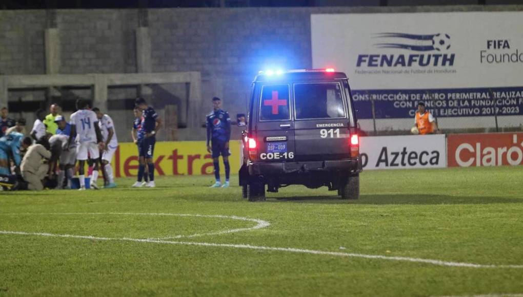 Carlos Argueta cayó inconsciente tras el duro golpe y los minutos de angustia aumentaron al momento de que los jugadores del Motagua pidieron asistencia de manera apresurada a los médicos de su equipo.