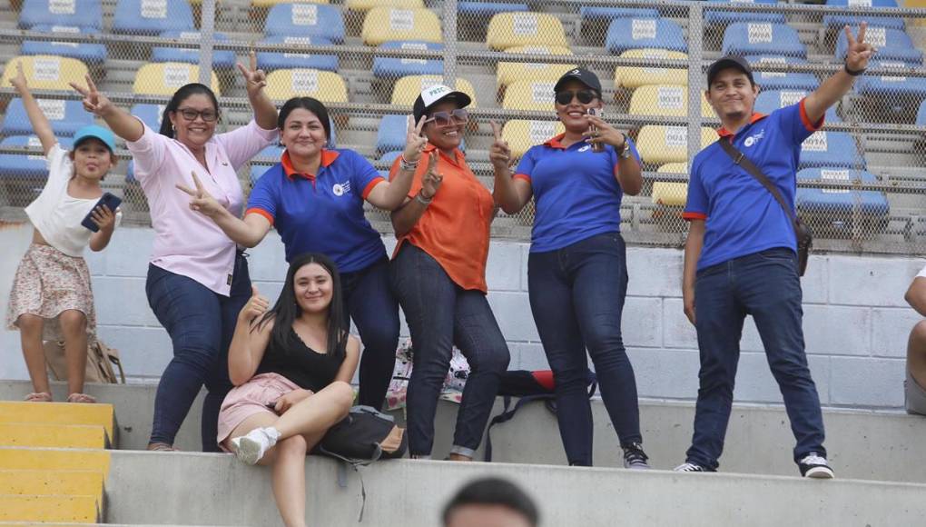 Bellas chicas y ambientazo en la vuelta del UPN-Vida: gran recibimiento al Rojo