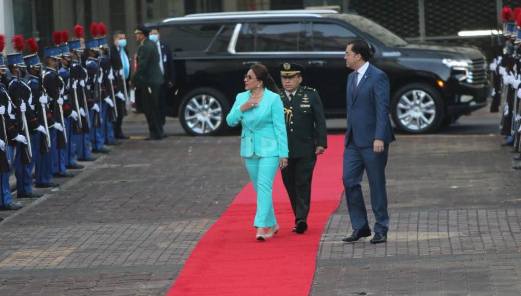 La mandataria caminó por la alfombra roja colocada en la plaza del parque central de Tegucigalpa. 