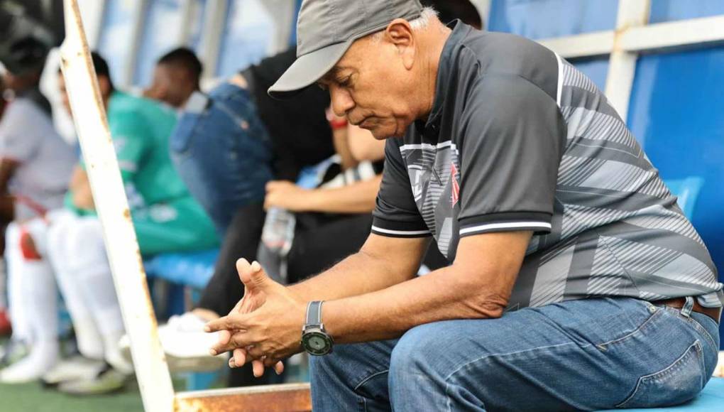 David Funes, entrenador del Vida, hundido y cabizbajo en el banquillo del equipo ceibeño tras el descenso.