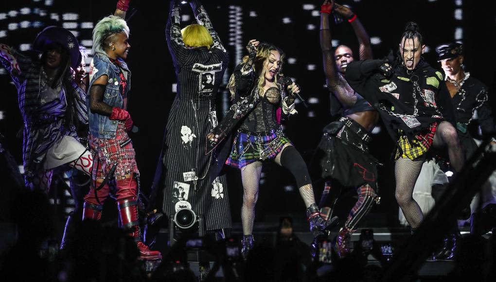 La reina mundial del pop apareció en el escenario de 812 metros cuadrados montado en las arenas de la playa más emblemática de esta ciudad brasileña vistiendo un quimono negro sobre ropas cortas también oscuras y fue ovacionada por sus cientos de miles de admiradores incondicionales, algunos de las cuales la esperaron por casi doce horas para garantizarse los lugares más próximos.