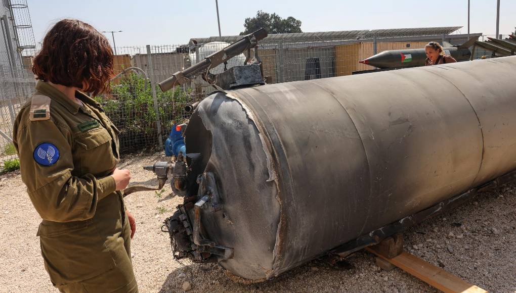 El ejército israelí enseñó a un grupo de periodistas uno de los misiles interceptados durante el ataque de Irán y recuperado en el Mar Muerto.
