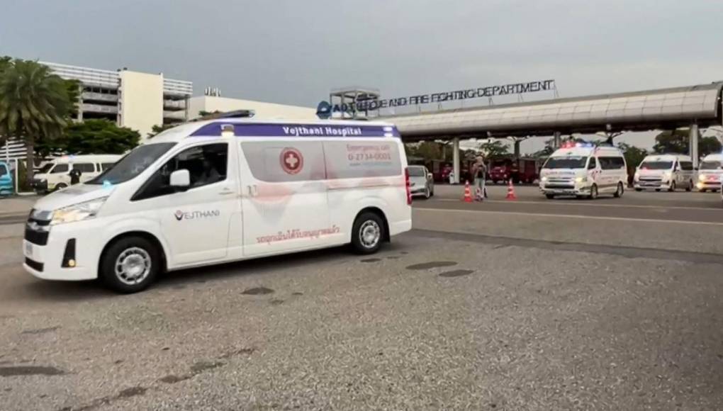 Videos publicados en X por un portavoz de los equipos de emergencia muestran un convoy de ambulancias a toda velocidad en dirección a hospitales de Bangkok. 