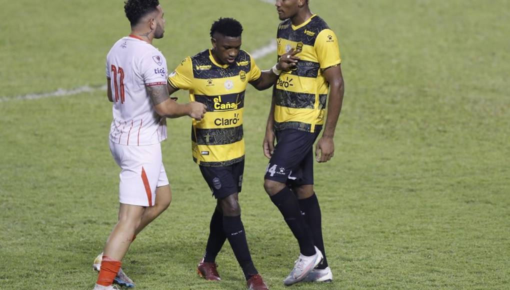 Josué Villafranca y Anfronit Tatum protagonizaron una pequeña pelea verbal en el primer tiempo.