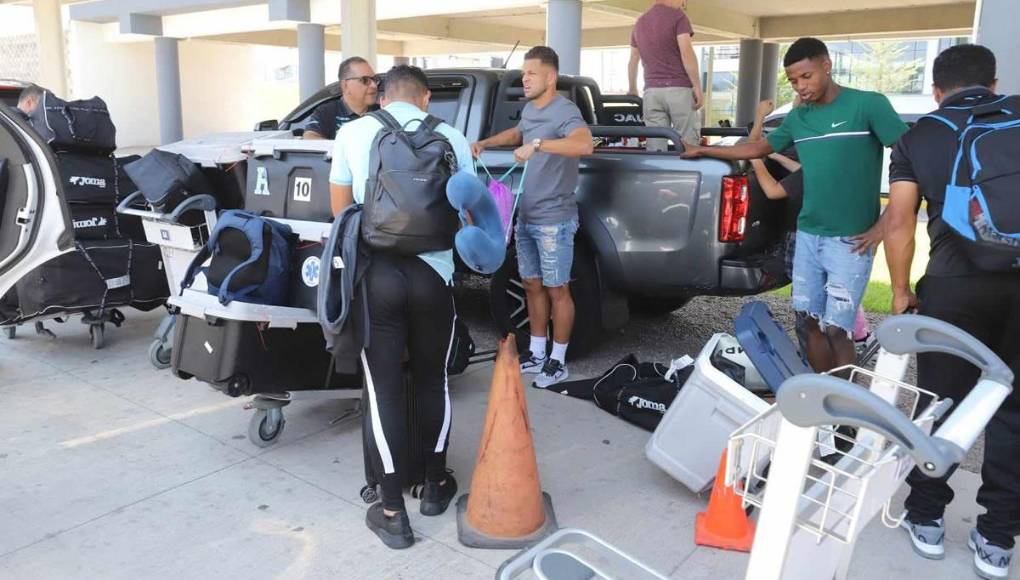 Marcelo Santos también llegó sin la indumentaria de la Selección de Honduras.