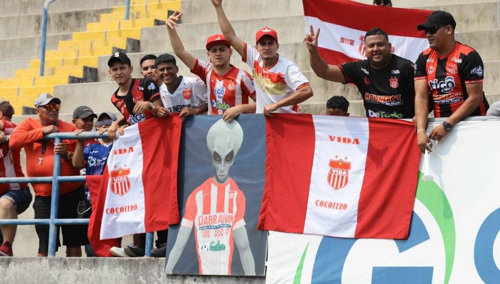 Bellas chicas y ambientazo en la vuelta del UPN-Vida: gran recibimiento al Rojo