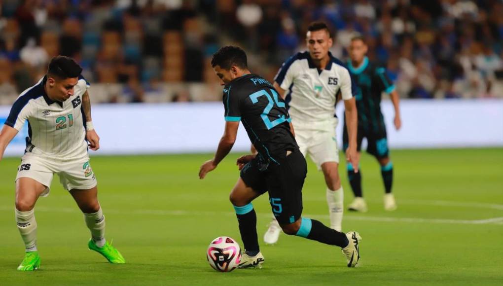José Mario Pinto fue uno de los sacrificados en la H ante el mal partido. Pinto recibió la oportunidad para lucirse de estelar, pero fue sustituido a los 40 minutos.