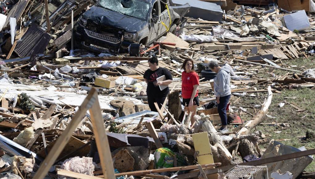 La gobernadora añadió que se habían movilizado centenares de agentes policiales, bomberos y personal de emergencia inmediatamente después de que la tormenta que cayó sobre el área durante la tarde del martes.