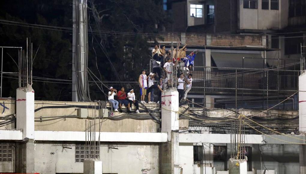 Otros aficionados se las ingeniaron para ver el partido en la parte donde están reconstruyendo en el Nacional.