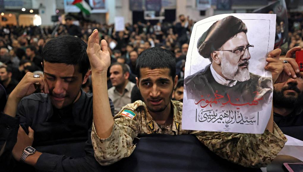 Desde Teherán, los restos de <b>Raisi</b> y su comitiva serán trasladados a la provincia de Jorasán del Sur y de allí a Mashhad, la ciudad natal de <b>Raisi</b>, donde será enterrado el jueves.