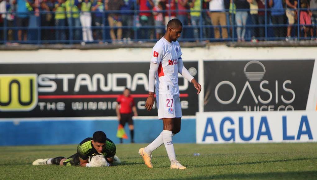 Jerry Bengtson se fue frustado al no poder anotarle gol a Harold Fonseca.