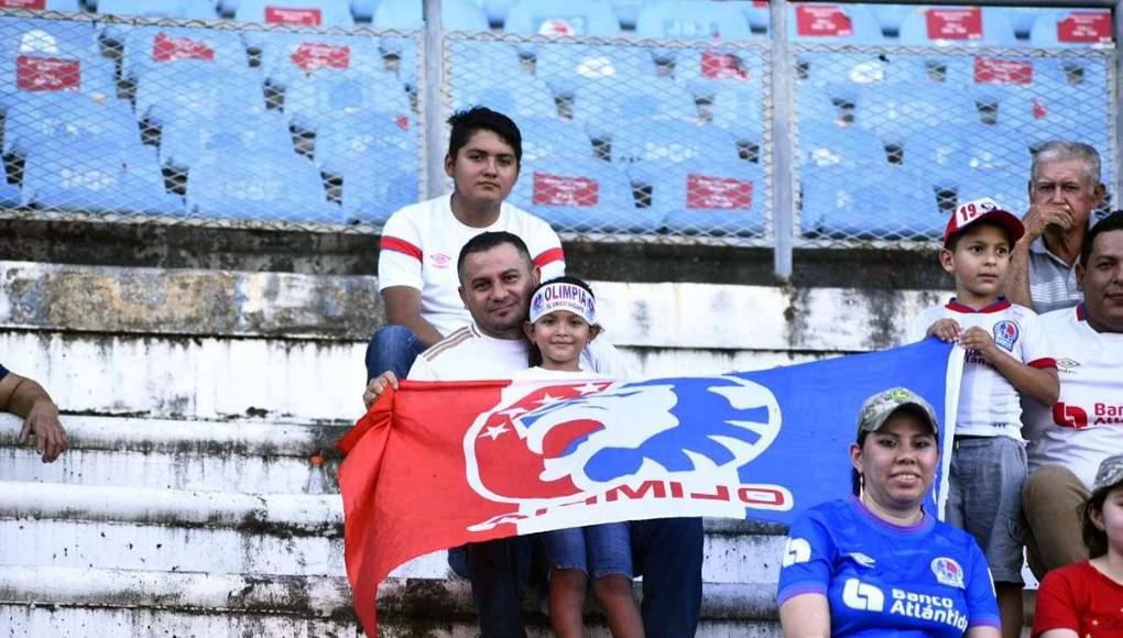 La afición del Olimpia regresó al estadio Olímpico en familia para ver a su equipo contra la Real Sociedad.