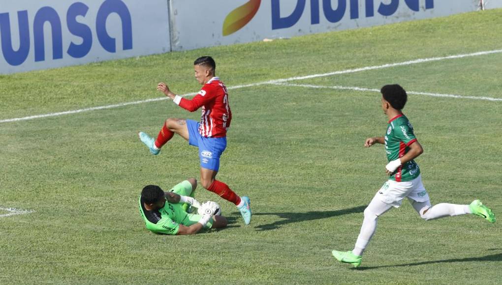 Kevin López saltó al no llegar al balón, pero golpeó con su pie izquierdo el rostro de César Samudio.