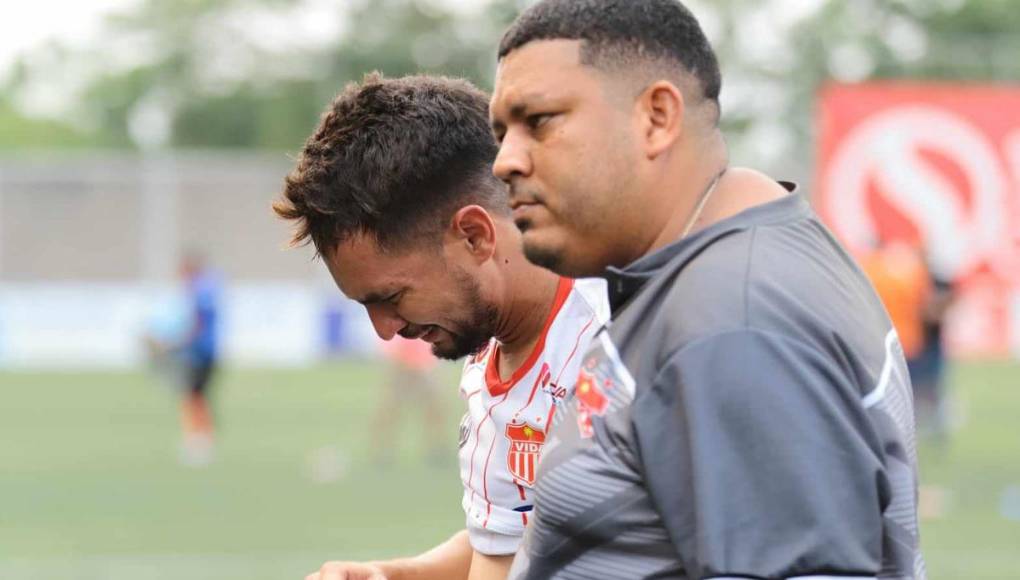 La dolorosa imagen de Marcelo Canales llorando por el descenso del Vida. El capitán se dejó ver muy afectado.