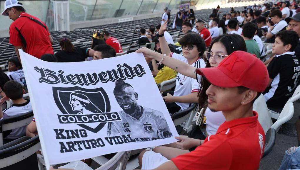 Aficionados de Colo Colo asistieron a la presentación del jugador Arturo Vidal, en el estadio Monumental, con pancartas con el rostro del jugador.