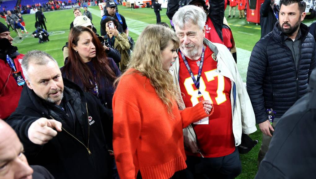 Este idilio ha sido objeto de teorías conspirativas en Estados Unidos por parte de personalidades derechistas que afirman que se trata de una relación falsa que pretende influir en las elecciones presidenciales de noviembre a favor del demócrata Joe Biden.