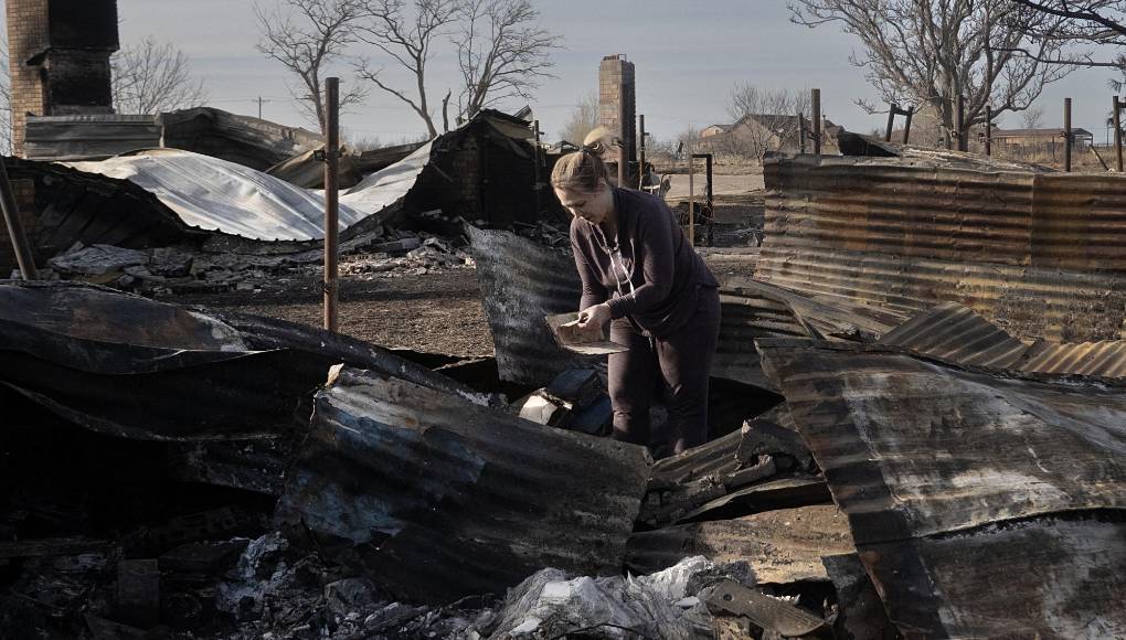 Se trata del mayor <b>incendio</b> forestal registrado en la historia de <b>Texas</b>, superando a uno conocido como East Amarillo Complex, que en marzo de 2006 devoró 371.000 hectáreas, según cifras oficiales.