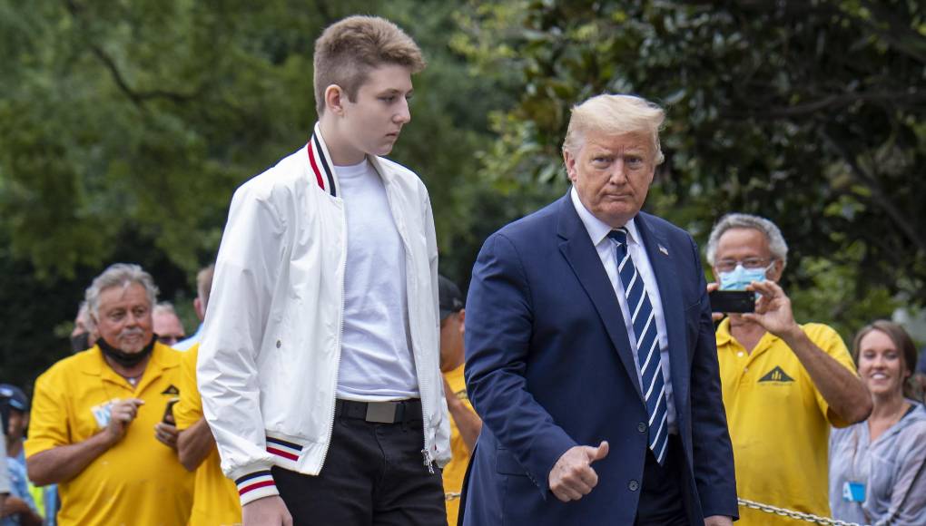 Barron ingresó entonces a un exclusivo colegio en Washington D.C., donde estudió cuatro años antes de mudarse a Florida luego de que su padre perdiera la reelección en 2020.