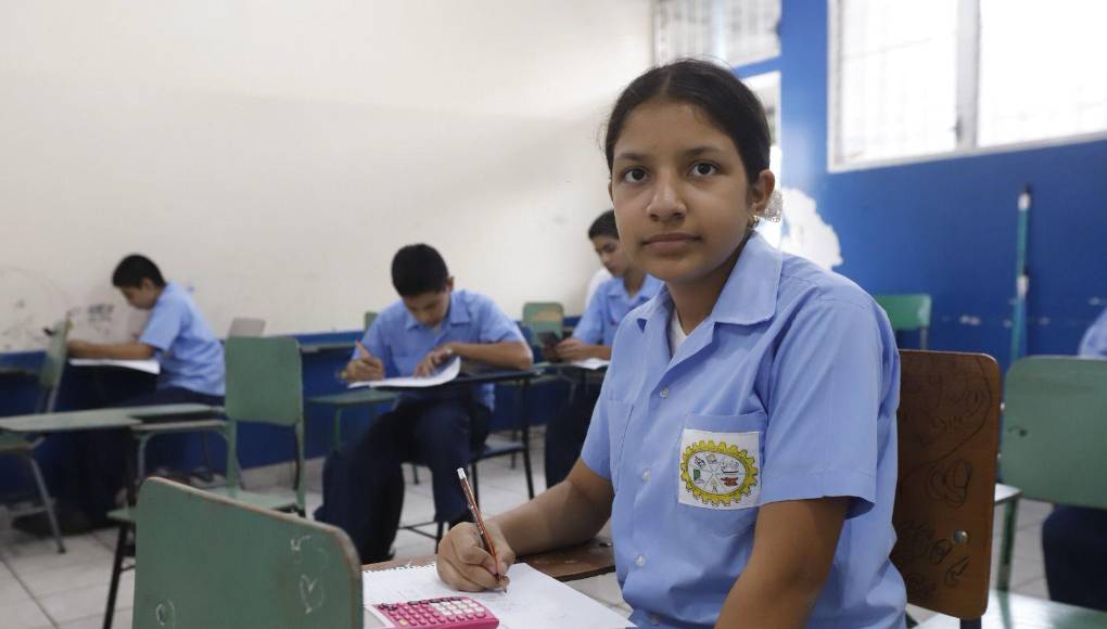 Ana Victoria Madrid Argueta, de 14 años de edad, estudiante del noveno grado de ciclo básico técnico y quien cuenta con un índice académico del 98% destacó que ser excelencia académica es ser disciplinado en los estudios y aprovechar el más mínimo tiempo para realizar las asignaciones que como estudiantes deben realizar.